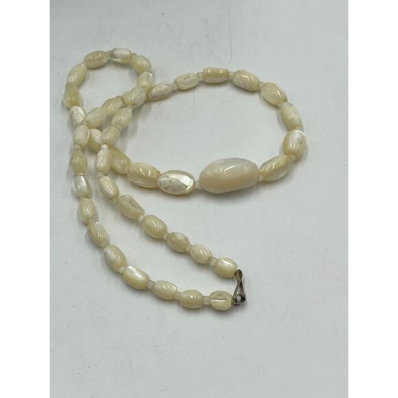 Vintage Natural Mother of Pearl Oval Bead Necklace Lustrous Shell Jewelry Boho - Picture 4 of 9